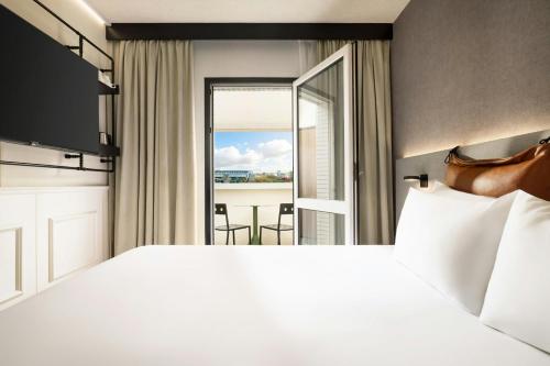 Supreme Queen Room with Balcony del hotel Moxy Paris La Villette. Foto 2