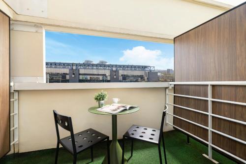 Supreme Queen Room with Balcony del hotel Moxy Paris La Villette. Foto 3