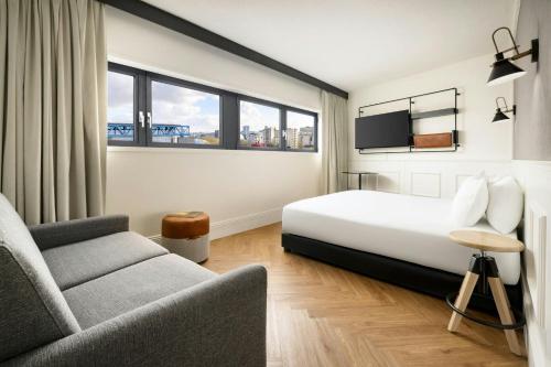 Flex King Room with Sofa Bed del hotel Moxy Paris La Villette. Foto 2