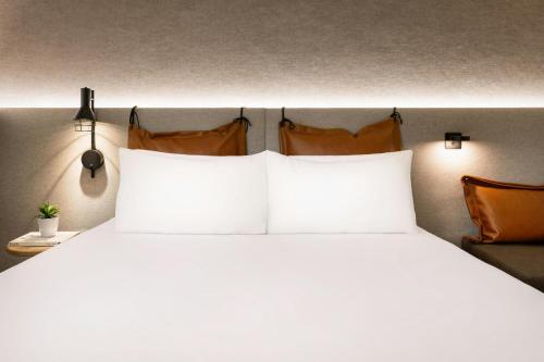 Supreme Queen Room with Balcony del hotel Moxy Paris La Villette. Foto 4