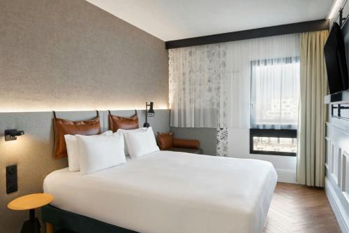 Habitación Supreme - Cama grande del hotel Moxy Paris La Villette. Foto 1