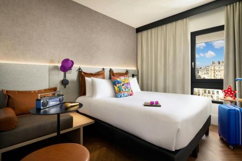 Habitación Supreme - Cama grande del hotel Moxy Paris La Villette. Foto 6