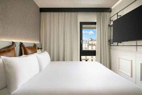 Habitación Moxy con cama grande del hotel Moxy Paris La Villette. Foto 2