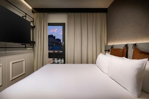 Habitación Moxy con cama grande del hotel Moxy Paris La Villette. Foto 4
