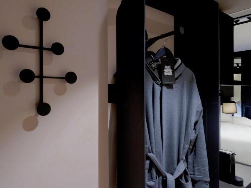 Habitación Doble Confort junto a la calle del hotel Tribe Paris Batignolles. Foto 3