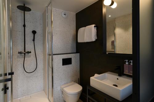 Habitación Doble Confort junto a la calle del hotel Tribe Paris Batignolles. Foto 4