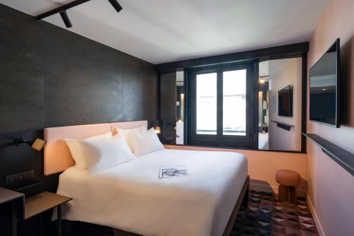 2 Habitaciones Contiguas - 1 cama doble y 2 camas individuales del hotel Tribe Paris Batignolles. Foto 3