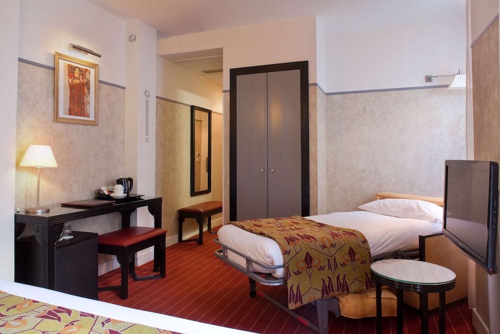 Habitación triple superior del hotel Eiffel Seine