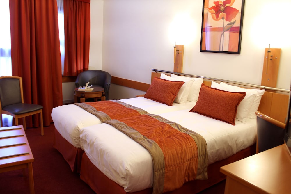 Habitación estándar con 2 camas individuales del hotel Opera Cadet. Foto 1
