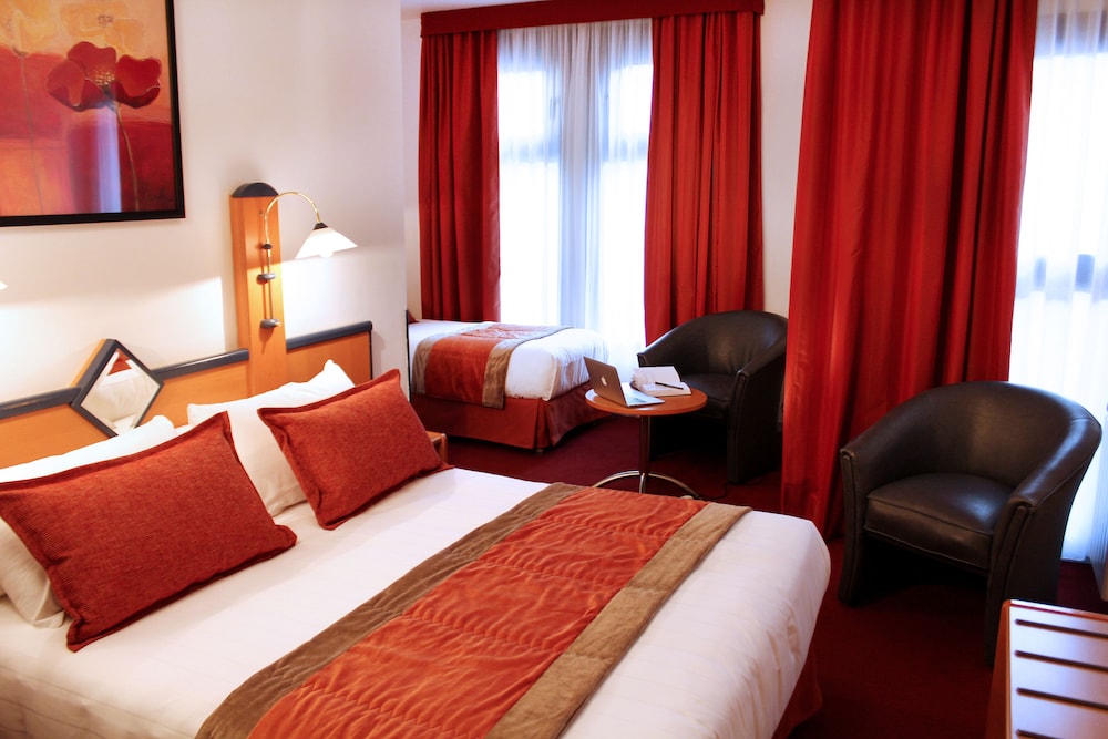 Habitación triple del hotel Opera Cadet. Foto 1