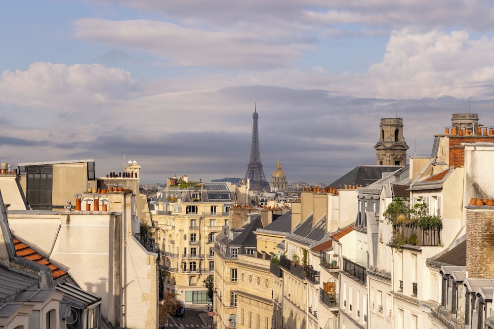 Habitación con vista a la Torre Eiffel del hotel Trianon Rive Gauche. Foto 3