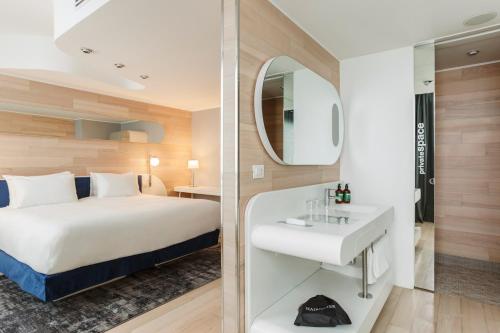 Habitación Premium con cama extragrande y vistas a la ciudad del hotel Voco Milan - Fiere, An Ihg