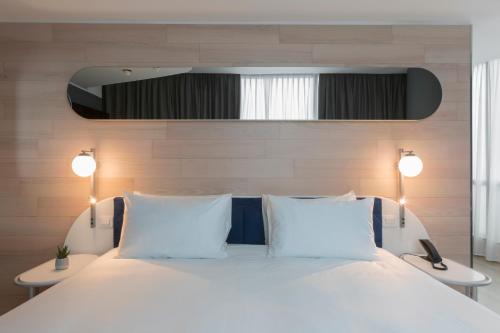 Habitación Premium con cama extragrande y vistas a la ciudad del hotel Voco Milan - Fiere, An Ihg. Foto 1