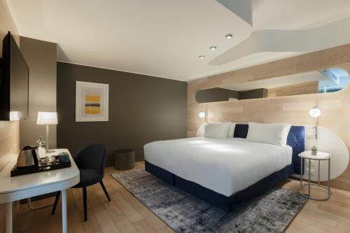 Habitación Premium con cama extragrande y vistas a la ciudad del hotel Voco Milan - Fiere, An Ihg. Foto 2