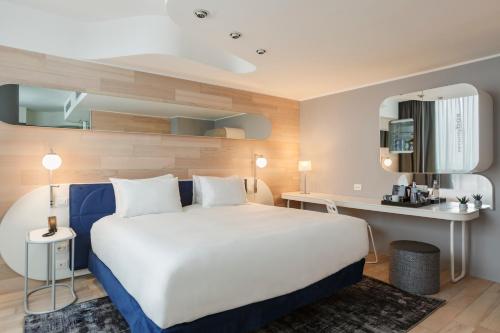Habitación Premium con cama extragrande y vistas a la ciudad del hotel Voco Milan - Fiere, An Ihg. Foto 3