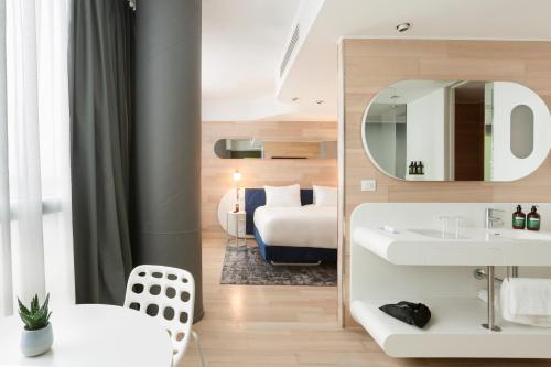 Habitación Premium con cama extragrande y vistas a la ciudad del hotel Voco Milan - Fiere, An Ihg. Foto 4