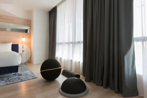 Habitación Premium con cama extragrande y vistas a la ciudad del hotel Voco Milan - Fiere, An Ihg. Foto 5