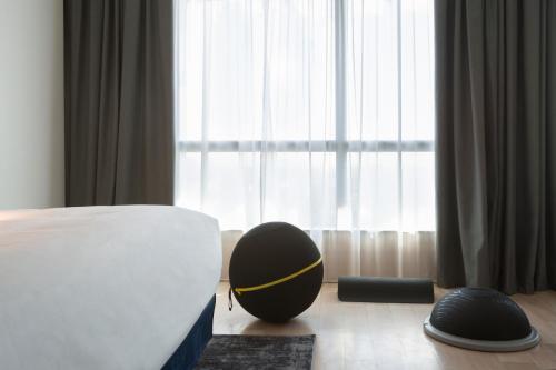 Habitación Premium con cama extragrande y vistas a la ciudad del hotel Voco Milan - Fiere, An Ihg. Foto 6