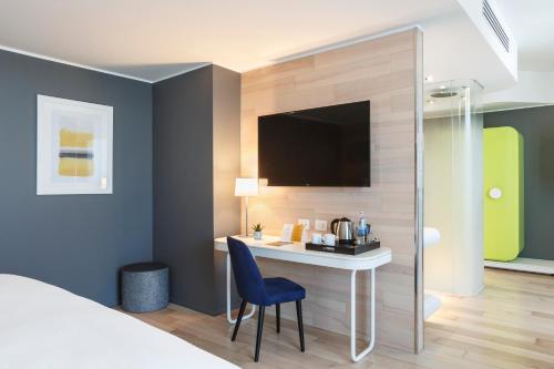 Habitación Premium con cama extragrande y vistas a la ciudad del hotel Voco Milan - Fiere, An Ihg. Foto 8