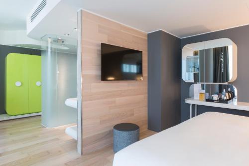 Habitación Premium con cama extragrande y vistas a la ciudad del hotel Voco Milan - Fiere, An Ihg. Foto 9