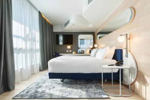 Habitación Esquinera Prémium con cama extragrande y vistas a la ciudad del hotel Voco Milan - Fiere, An Ihg
