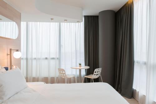 Habitación Esquinera Prémium con cama extragrande y vistas a la ciudad del hotel Voco Milan - Fiere, An Ihg. Foto 1