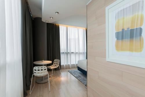 Habitación Esquinera Prémium con cama extragrande y vistas a la ciudad del hotel Voco Milan - Fiere, An Ihg. Foto 2