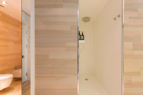 Habitación Esquinera Prémium con cama extragrande y vistas a la ciudad del hotel Voco Milan - Fiere, An Ihg. Foto 4