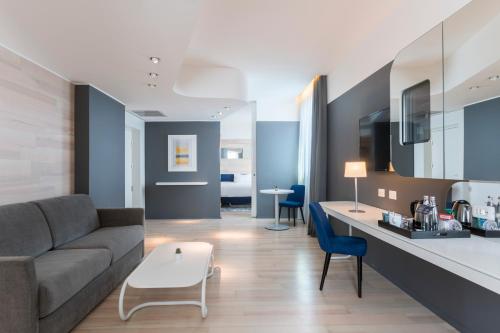 Suite de 1 dormitorio del hotel Voco Milan - Fiere, An Ihg. Foto 2