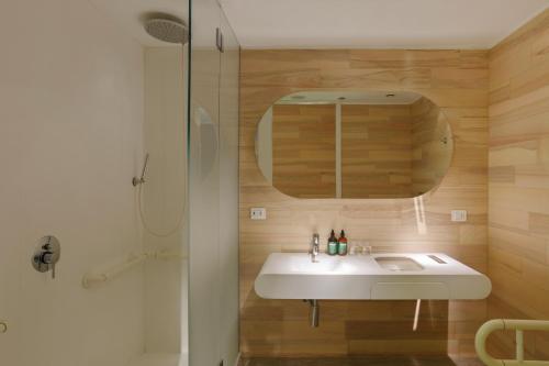Habitación Estándar con cama extragrande - Adaptada para personas de movilidad reducida del hotel Voco Milan - Fiere, An Ihg
