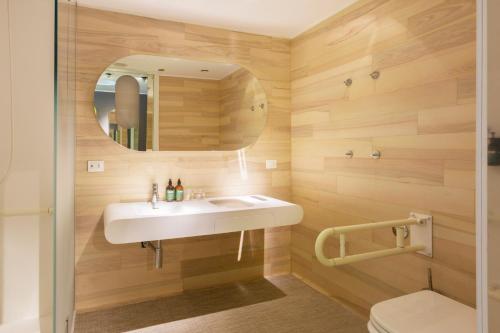 Habitación Estándar con cama extragrande - Adaptada para personas de movilidad reducida del hotel Voco Milan - Fiere, An Ihg. Foto 2