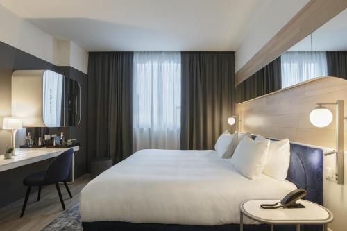 Habitación Estándar con cama extragrande - Adaptada para personas de movilidad reducida del hotel Voco Milan - Fiere, An Ihg. Foto 3
