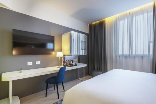 Habitación Estándar con cama extragrande - Adaptada para personas de movilidad reducida del hotel Voco Milan - Fiere, An Ihg. Foto 4