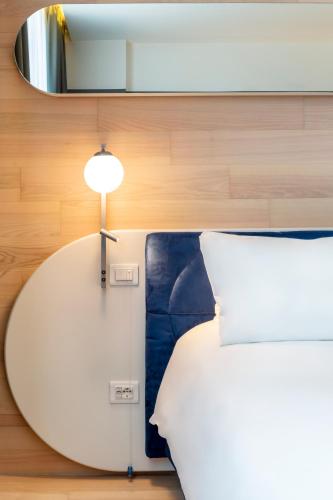 Habitación Estándar con cama extragrande - Adaptada para personas de movilidad reducida del hotel Voco Milan - Fiere, An Ihg. Foto 5