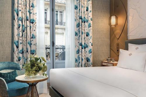 Habitación Doble Superior del hotel La Demeure Montaigne. Foto 4