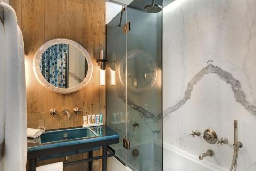Habitación Doble Deluxe con balcón del hotel La Demeure Montaigne