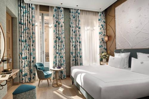 Habitación Doble Deluxe con balcón del hotel La Demeure Montaigne. Foto 2