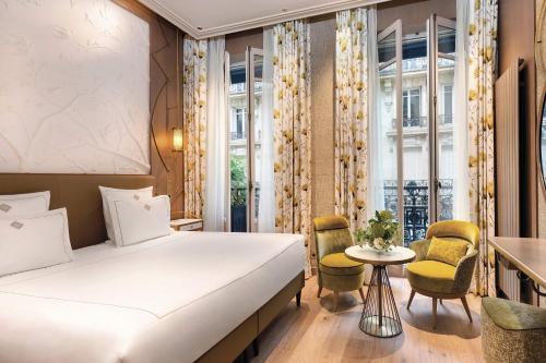 Habitación Doble Deluxe con balcón del hotel La Demeure Montaigne. Foto 4
