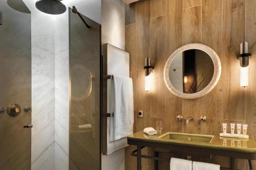 Habitación Doble Deluxe del hotel La Demeure Montaigne. Foto 4