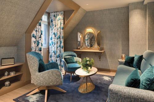 Suite Junior Deluxe del hotel La Demeure Montaigne. Foto 4