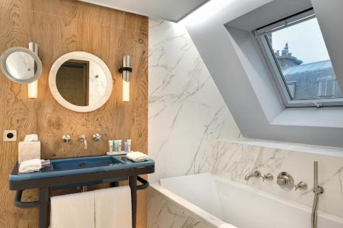 Suite Junior Deluxe del hotel La Demeure Montaigne. Foto 6