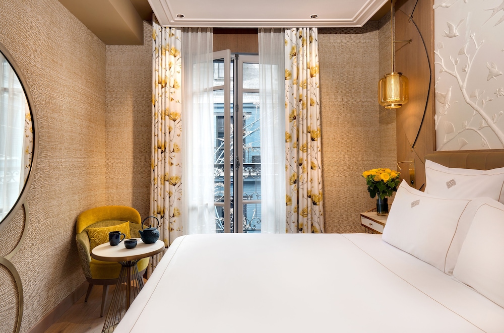 Habitación doble, vistas al patio (Privilège sur cour) del hotel La Demeure Montaigne. Foto 4