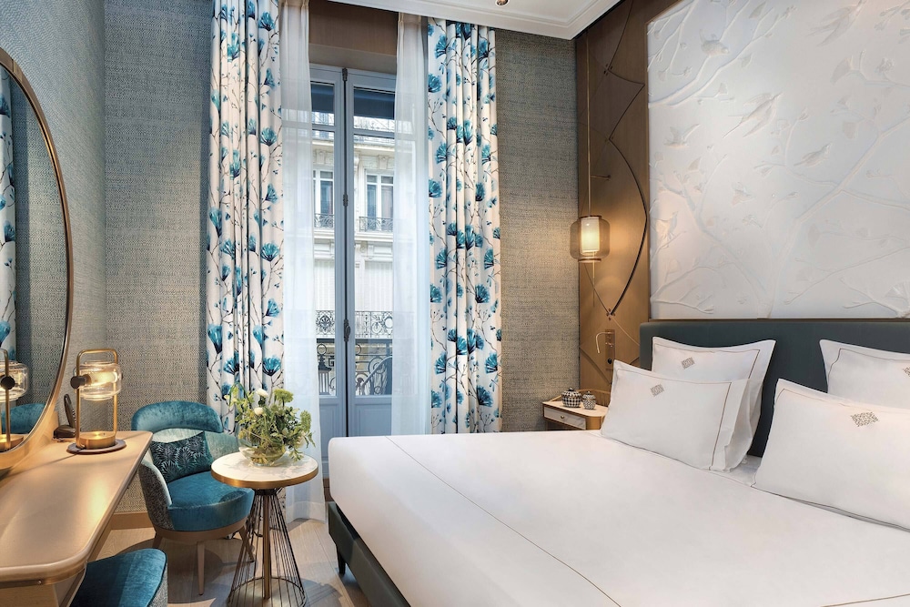Habitación doble, vistas a la ciudad (Privilège sur Rue) del hotel La Demeure Montaigne. Foto 2