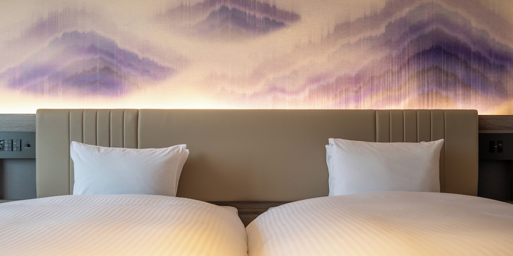 Habitación Superior con 2 camas individuales y 2 camas supletorias, lado de la ciudad del hotel Grand Mercure Nara Kashihara