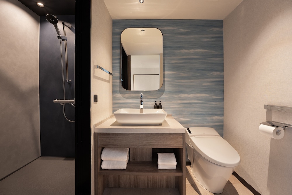 Habitación Superior con 2 camas individuales y 2 camas supletorias, lado de la ciudad del hotel Grand Mercure Nara Kashihara. Foto 3
