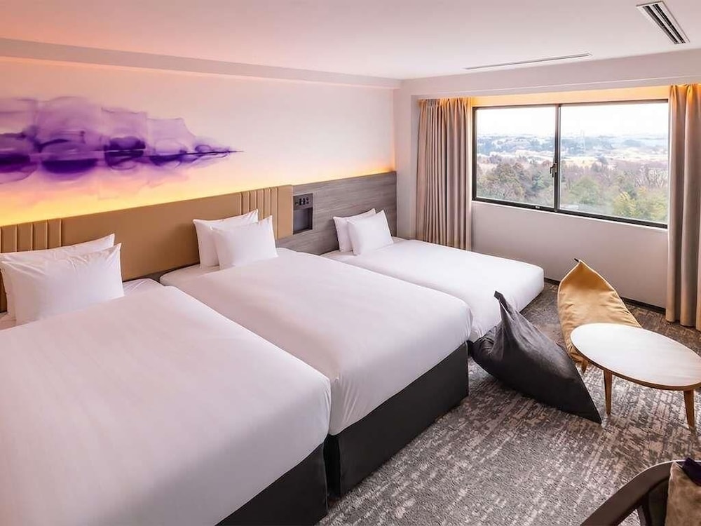Habitación Clásica con 2 camas individuales y 1 sofá - cama, lado de la ciudad del hotel Grand Mercure Nara Kashihara. Foto 2