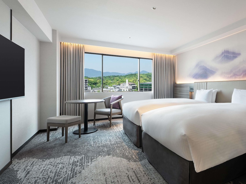 Habitación Superior con 2 camas individuales y 2 camas supletorias, lado de la ciudad del hotel Grand Mercure Nara Kashihara. Foto 5