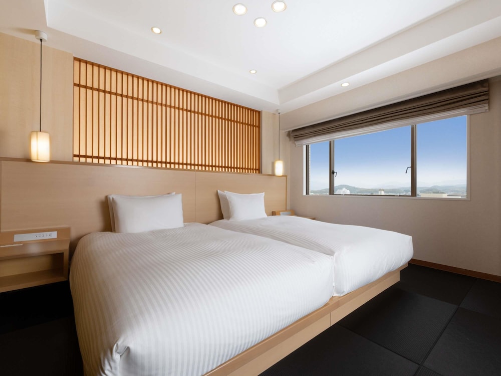 Habitación Superior con 2 camas individuales y 2 camas supletorias, lado de la ciudad del hotel Grand Mercure Nara Kashihara. Foto 10