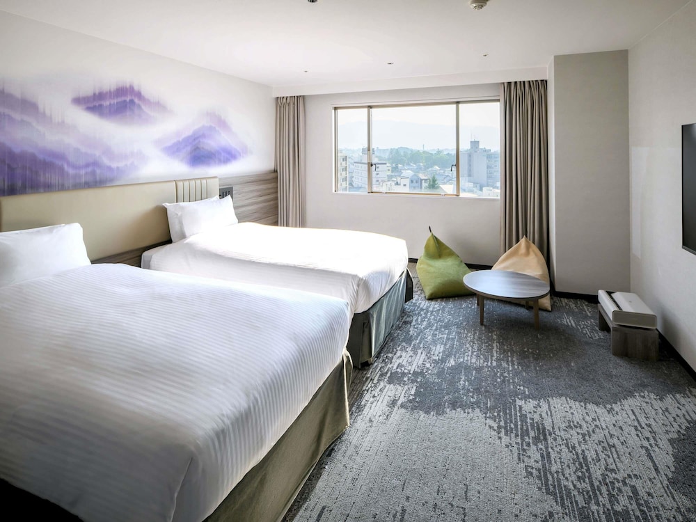 Habitación Clásica con 2 camas individuales y 1 sofá - cama, lado de la ciudad del hotel Grand Mercure Nara Kashihara. Foto 3