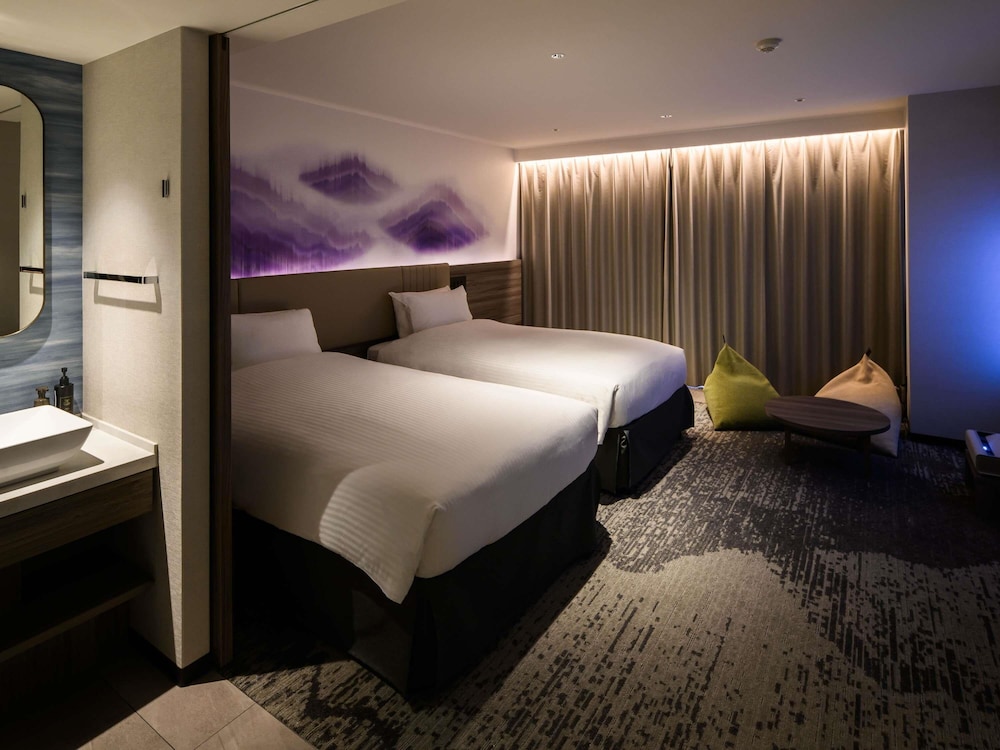 Habitación Clásica con 2 camas individuales y 1 sofá - cama, lado de la ciudad del hotel Grand Mercure Nara Kashihara. Foto 8